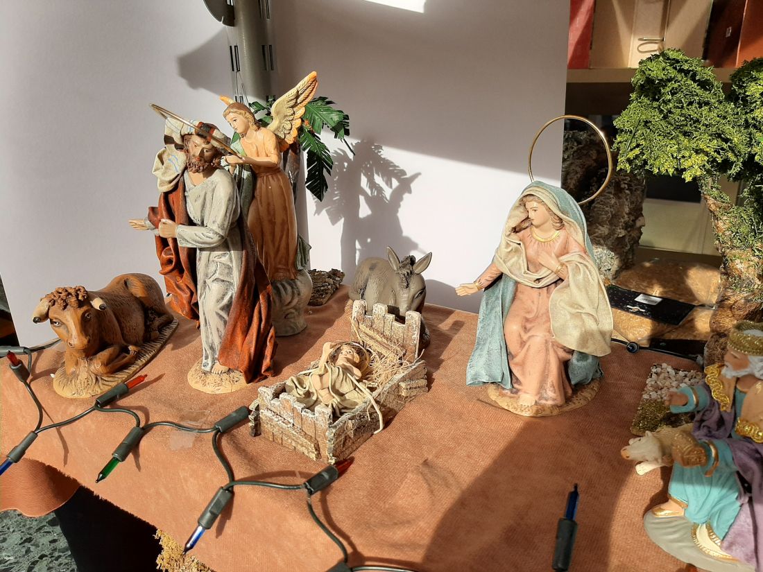 Virgen, San José, el niño, mula y buey y ángel